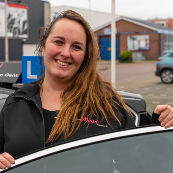 Ik ben Jamie. Sinds 2014 bij Rijschool Maud in dienst. Nadat ik zelf mijn rijbewijs had gehaald ben ik gestart met de opleiding tot rij-instructeur. Nog geen dag spijt gehad. Het mooie aan lesgeven vind ik het avontuur dat wij samen doormaken, van de 1e les tot aan het rij-examen.